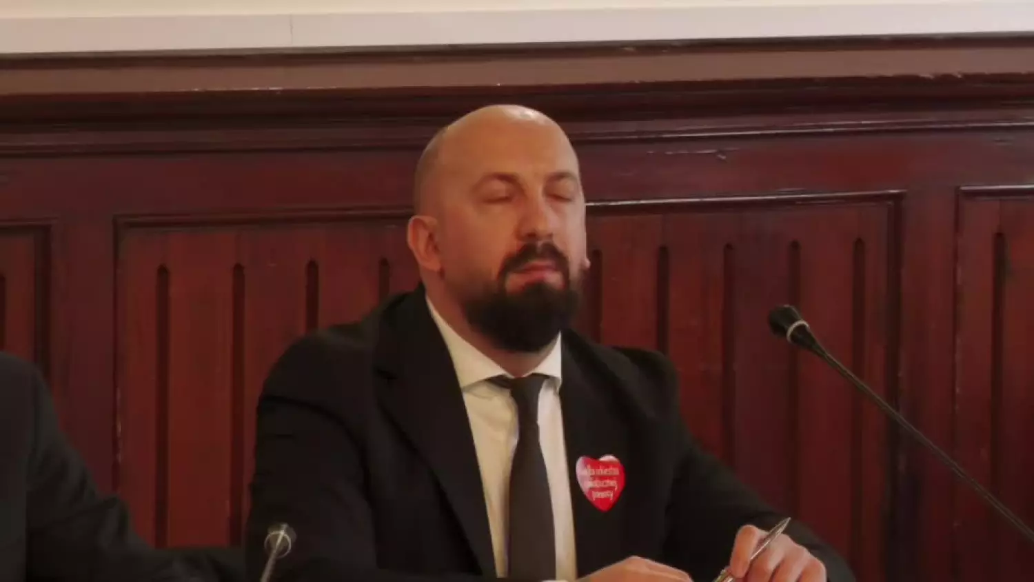 „Przepraszam” nie padło. Spór w Radzie Powiatu o Łukasza Przybylskiego