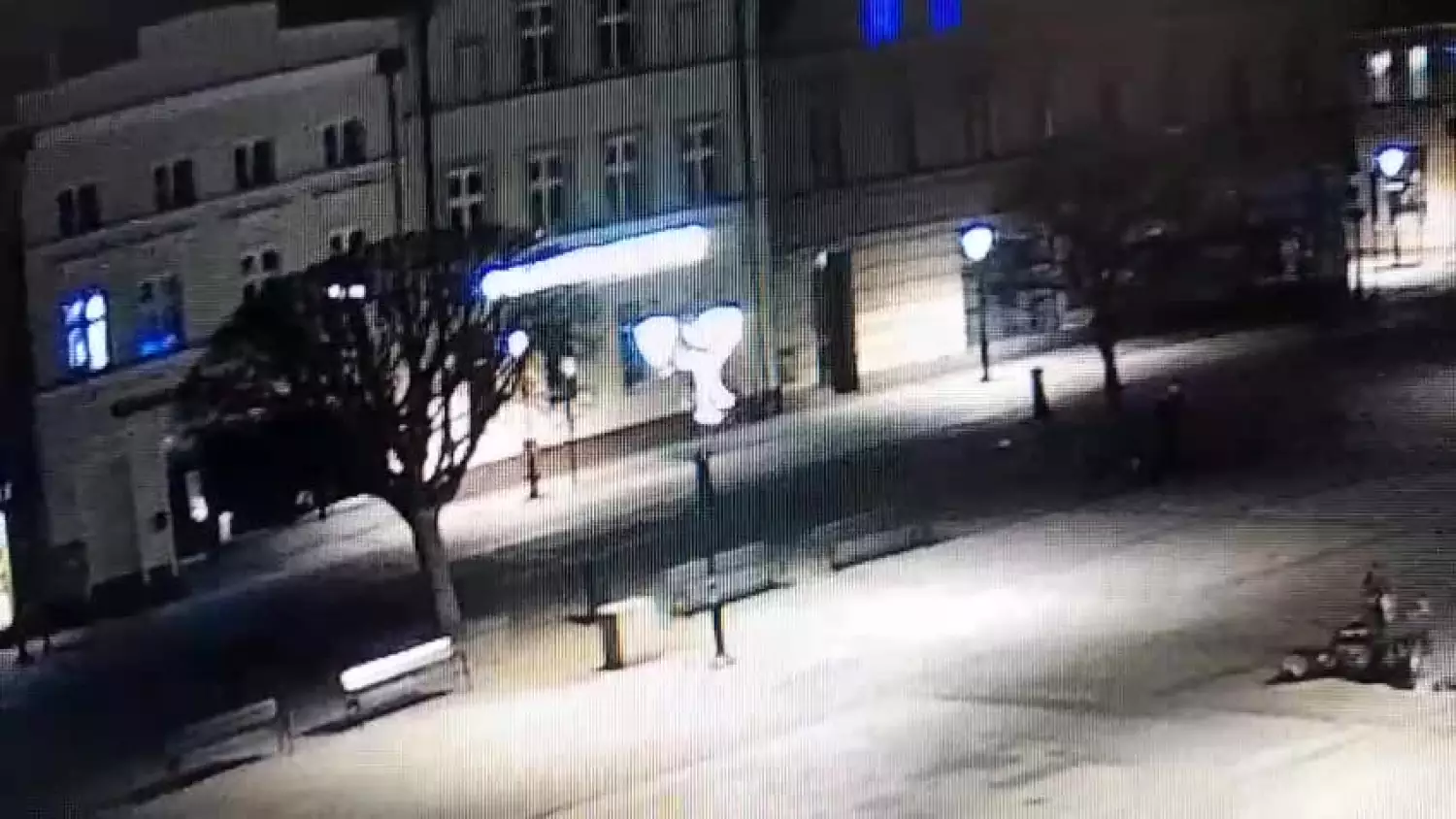 Nieznany sprawca uszkodził lampę na kościerskim rynku