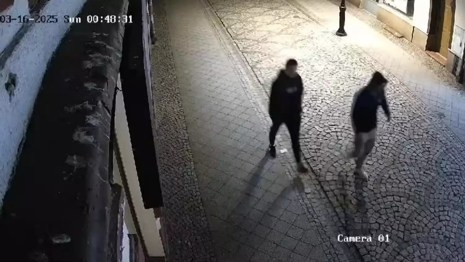 Poszukiwany sprawca uszkodzenia lampy na rynku